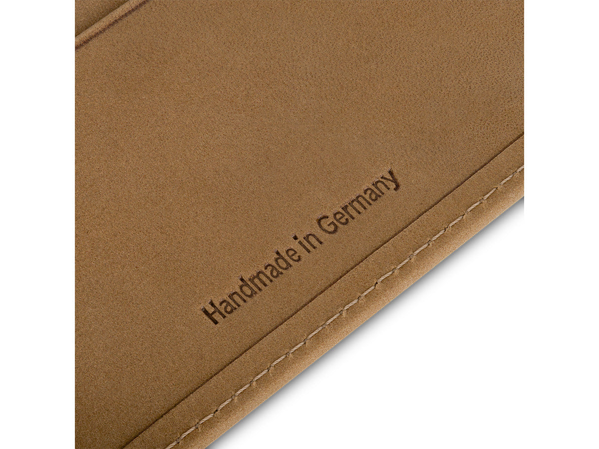 Ansicht Details des Portemonnaies aus Nubukleder. Im Fokus die Prägung Handmade in Germany sowie die Präzise Naht